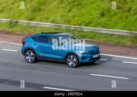 2023 Volvo C40 Core Charge EV 231 Charge 69Kwh FWD Blue Car SUV Stromversorgung 170 kW; Fahrt mit hoher Geschwindigkeit auf der Autobahn M6 im Großraum Manchester, Großbritannien Stockfoto