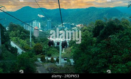 Pahang, Malaysia, 23. Juli 2023 - Selektiver Blickwinkel in der berühmten Genting Highlands Seilbahn. Die Genting Highland Seilbahn zieht Touristen von an Stockfoto