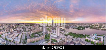 Jekaterinburg-Stadt mit Gebäuden der Regionalregierung und des Parlaments, Dramatisches Theater, Iset-Turm, Yeltsin-Zentrum, Panoramablick bei Sonnenuntergang im Sommer Stockfoto