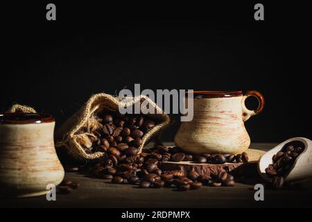 Tasse Kaffee und Kaffeebohnen auf hölzernen Hintergrund Stockfoto