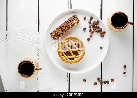 Kaffee mit Coockie, leckeres Frühstück am Morgen mit Platz für die Speisekarte, weißer Hintergrund, Tapete Stockfoto