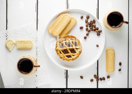 Kaffee mit Coockie, leckeres Frühstück am Morgen mit Platz für die Speisekarte, weißer Hintergrund, Tapete Stockfoto