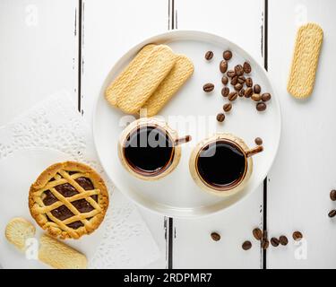 Kaffee mit Coockie, leckeres Frühstück am Morgen mit Platz für die Speisekarte, weißer Hintergrund, Tapete Stockfoto