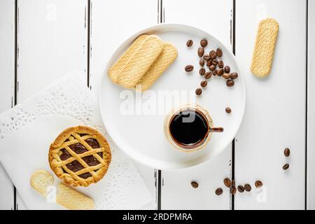 Kaffee mit Coockie, leckeres Frühstück am Morgen mit Platz für die Speisekarte, weißer Hintergrund, Tapete Stockfoto