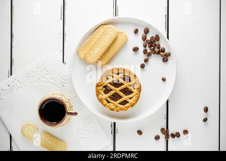 Kaffee mit Coockie, leckeres Frühstück am Morgen mit Platz für die Speisekarte, weißer Hintergrund, Tapete Stockfoto