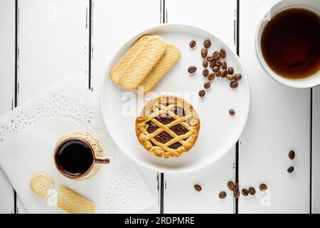 Kaffee mit Coockie, leckeres Frühstück am Morgen mit Platz für die Speisekarte, weißer Hintergrund, Tapete Stockfoto