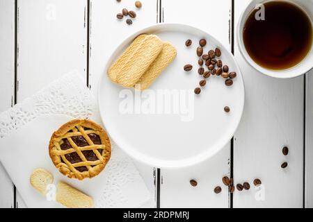 Kaffee mit Coockie, leckeres Frühstück am Morgen mit Platz für die Speisekarte, weißer Hintergrund, Tapete Stockfoto