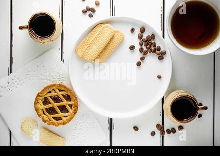 Kaffee mit Coockie, leckeres Frühstück am Morgen mit Platz für die Speisekarte, weißer Hintergrund, Tapete Stockfoto