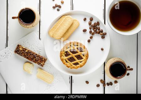 Kaffee mit Coockie, leckeres Frühstück am Morgen mit Platz für die Speisekarte, weißer Hintergrund, Tapete Stockfoto