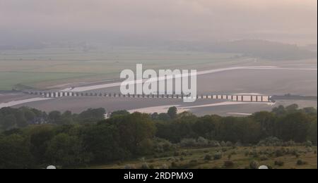 Northern Rail CAF Klasse 195 Züge, die das Arnside Viadukt über die Flussmündung des Kent auf der malerischen Cumbrian Coast Railway Line überqueren Stockfoto