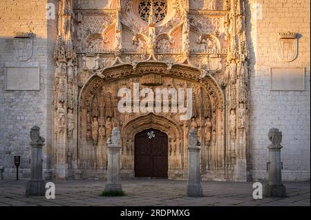 Das sogenannte Iglesia Conventual de San Pablo in Valladolid bei Sonnenuntergang, Spanien Stockfoto