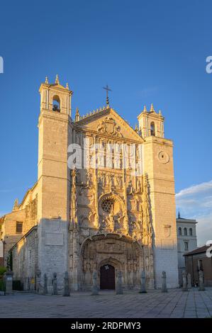 Das sogenannte Iglesia Conventual de San Pablo in Valladolid bei Sonnenuntergang, Spanien Stockfoto