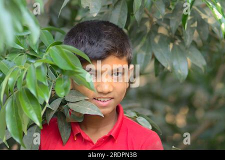 Er ist ein rohingya-Flüchtlingsjunge und ein Model Stockfoto