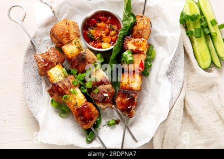 Kebabs: Gegrillte Fleischspieße, Kebab mit Sauce auf weißem Hintergrund schrubben. Draufsicht. Stockfoto