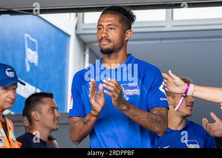 Berlin, Deutschland. 22. Juli 2023. Fußball: 2. Bundesliga, Hertha BSC, Saisoneröffnungszeremonie, Olympiagelände. Jeremy Dudziak von Hertha BSC applaudiert. Kredit: Andreas Gora/dpa/Alamy Live News Stockfoto