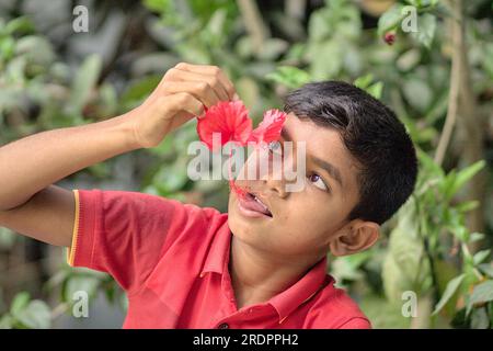 Er ist ein rohingya-Flüchtlingsjunge und ein Model Stockfoto