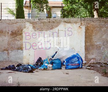 BERLIN, DEUTSCHLAND - AUGUST 2022: "Berlin ist tot", geschrieben auf eine bröckelnde Mauer in einer Seitengasse in Berlin, Deutschland, im August 2022. Stockfoto