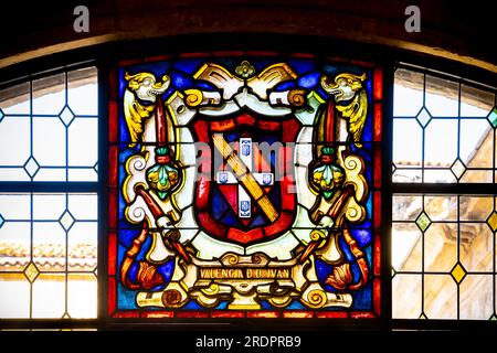 Gefärbtes Glas Valencia DD Jvan (Juan). Hofgalerie des Renaissance-Gebäudes Palacio de los Guzmanes in der Altstadt von León, Castilla y Leon, Spai Stockfoto