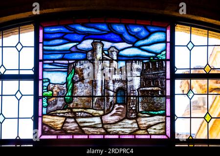 Buntglasfenster. Hofgalerie des Renaissance-Gebäudes Palacio de los Guzmanes in der Altstadt von León, Castilla y Leon, Spanien. Jetzt der Sitz Stockfoto