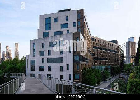 Architektonische Details des Brooklyn Bridge Park, einem Park auf der Brooklyn-Seite des East River in New York City Stockfoto