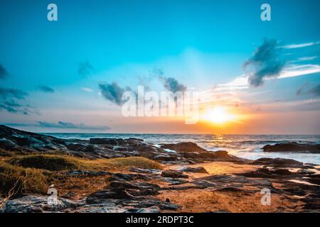 Sri Lanka am Strand. Wunderschönes Foto vom Meer bei Sonnenuntergang mit vielen Wolken. Tolle Farben und Hintergrundbeleuchtung Stockfoto