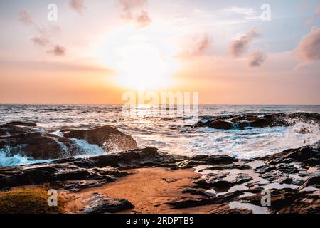 Sri Lanka am Strand. Wunderschönes Foto vom Meer bei Sonnenuntergang mit vielen Wolken. Tolle Farben und Hintergrundbeleuchtung Stockfoto