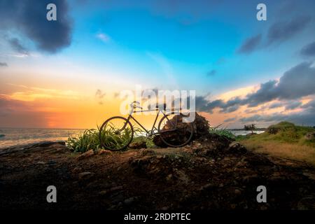 Sri Lanka am Strand. Wunderschönes Foto vom Meer bei Sonnenuntergang mit vielen Wolken. Tolle Farben und Hintergrundbeleuchtung Stockfoto