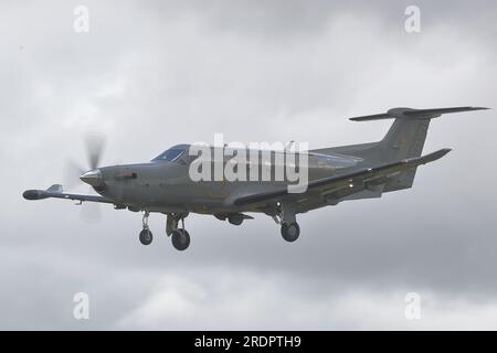 Der finnische Air Force Pilatus PC-12 kommt zur RIAT 2023 Air Show in Fairford, Großbritannien Stockfoto