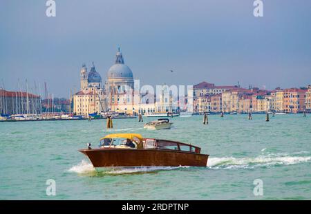 Morgenblick auf die Lagune von Venedig mit berühmten Gebäuden, Jachthafen San Giorgio Maggiore auf der linken Seite, Basilika di Santa Maria della Salute Stockfoto