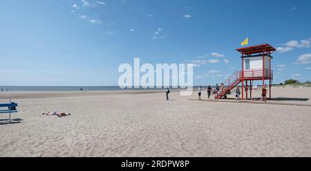 Strand mit Wachturm für Rettungsschwimmer im Badeort Pärnu in Estland Stockfoto