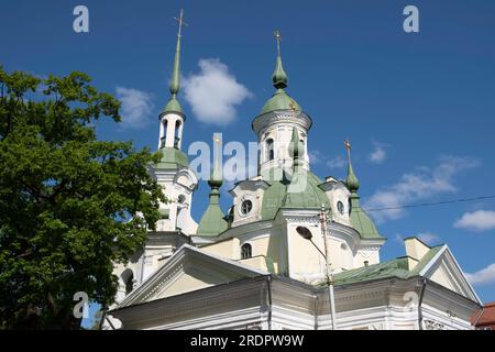 St. Katharinenkirche, eine russisch-orthodoxe Kirche mit einem Nadelspitzen-Turm in Pärnu, Estland Stockfoto