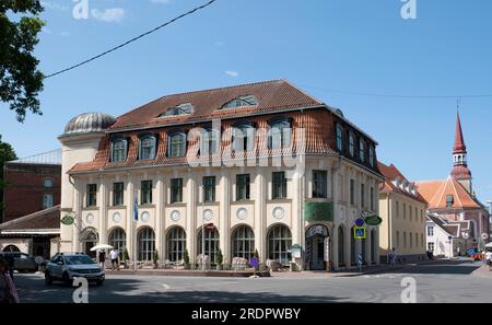 Historisches Hotel Victoria im Zentrum von Pärnu, der viertgrößten Stadt Estlands, mit russischer orthodoxer St. Elisabeths Kirche im Hintergrund Stockfoto