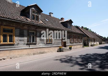 Straße mit einer Reihe alter Holzhäuser in der lettischen Altstadt von Kuldīga Stockfoto