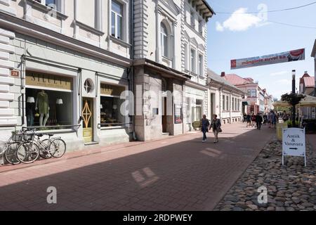 Rüütli Straße im Zentrum der Küstenstadt Pärnu, Estland. Einkaufsleute Stockfoto