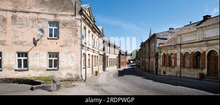 Straße mit alten Häusern in der lettischen Altstadt von Kuldīga Stockfoto