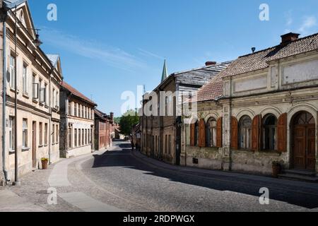 Straße mit alten Häusern in der lettischen Altstadt von Kuldīga. Breitbildformat Stockfoto