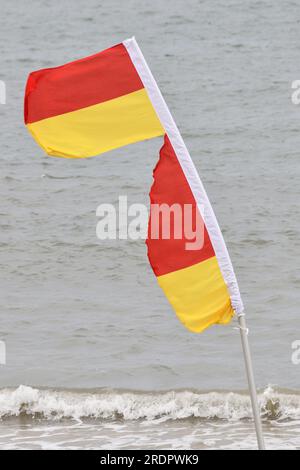 Rote und gelbe Flagge am Strand Warnung für Schwimmer Lyme Bay Lyme Regis Dorset England uk Stockfoto