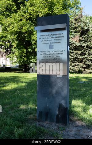 Eine Tafel zum Denkmal „Broken Line“ zum Gedenken an die Passagiere, die bei der Estonia Fährkatastrophe im Jahr 1994 ihr Leben verloren haben Stockfoto