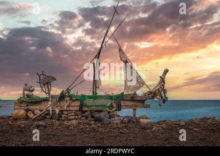 Teddybär auf einem Müllschiff in Kreta am Strand bei Sonnenuntergang. Kunstwerke Stockfoto