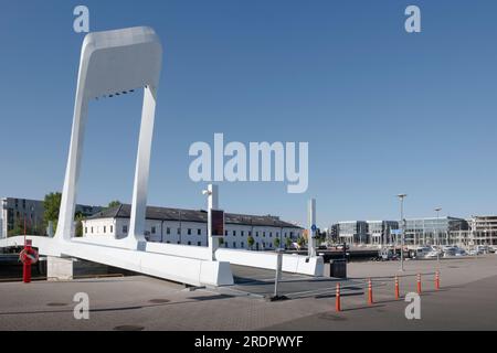 Estlands neue dynamische, bewegliche Fußgängerbrücke aus Stahl und haltbarem Verbundwerkstoff im alten Stadthafen im Hafen von Tallinn Stockfoto