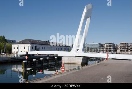 Estlands neue dynamische, bewegliche Fußgängerbrücke aus Stahl und haltbarem Verbundwerkstoff im alten Stadthafen im Hafen von Tallinn Stockfoto