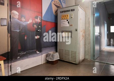 Vabamu Museum für Besatzungen und Freiheit. Altmodischer russischer Verkaufsautomat, mit dem man Mineralwasser zubereiten konnte (газированная вода) Stockfoto