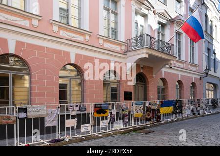 Proteste vor der russischen Botschaft in Tallinn mit russischer Flagge. Banner und Plakate hängen an Zäunen, weil Russen in die Ukraine einmarschierten Stockfoto