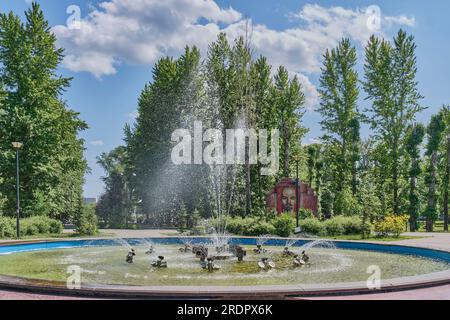 Kasan, Russland - 9. Juni 2023: Springbrunnen, Mosaik mit Lenins Porträt im alten öffentlichen Karim Tinchurin Park. Sommerliche Stadtlandschaft. Stockfoto