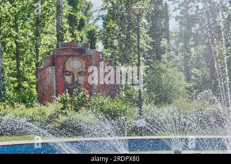 KASAN, RUSSLAND - 9. JUNI 2023: Nahaufnahme eines Mosaiks mit einem Porträt von Lenin durch Wassertropfen und Wasserstrahlen. Der alte öffentliche Karim Tinchurin Park. Stockfoto