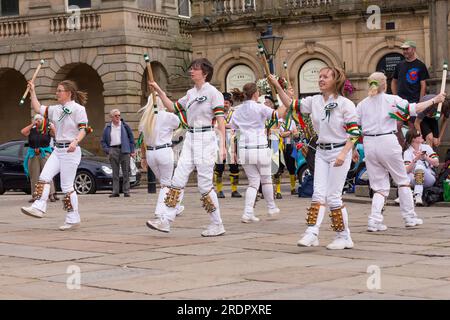 Windsor Morris-Tänzer für Frauen nehmen am Buxton Day of Dance Teil Stockfoto