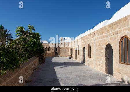 Nabi Musa Complex liegt an der Jerusalem-Jericho Straße. Die Anlage wurde im 13. Jahrhundert von Sultan Baybars erbaut. Stockfoto