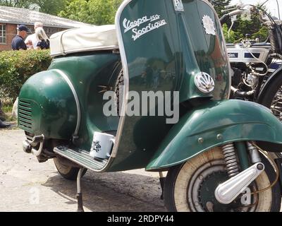 Klassischer Vespa-Roller in der Douglas Cavalcade, Warmley, Mai 2023. Beachten Sie die Kaffeetasse! Stockfoto