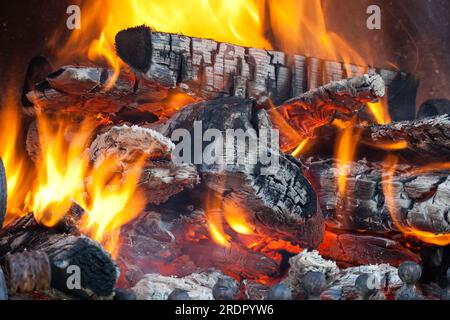 Holzscheite im Kamin verbrennen Stockfoto