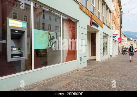 Villach, Österreich. Juli 18 2023. Ein Geldautomat vor einer Bank im Stadtzentrum Stockfoto